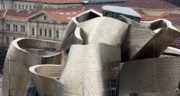 La gestión económica del Guggenheim vuelve a enfrentar a jeltzales y socialistas, ahora en el Gobierno. / LUIS ÁNGEL GÓMEZ/