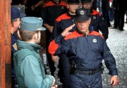 Un ertzaina saluda a un guardia civil en la capilla ardiente./