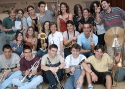 Componentes de la Banda posan con sus instrumentos. /PEDRO URRESTI/