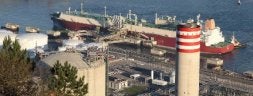 El metanero más grande del mundo, el Mozah, descarga gas natural en Bahía de Bizkaia Gas./EL CORREO/