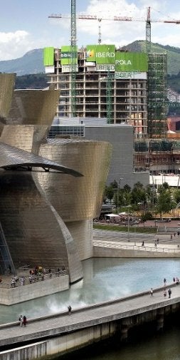 La torre se eleva ya sobre el Guggenheim. / F. GÓMEZ/