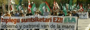 Las protestas sindicales contra las medidas de ajuste laboral marcan la crisis. En la foto, manifestación de ELA en Vitoria contra los EREs impuestos. / JESÚS ANDRADE/