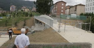 La instalación del viaducto en la calle Eguskiagirre ha supuesto un desembolso de 470.000 euros. / MIREYA LÓPEZ/