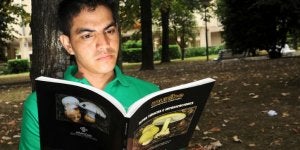 Juan Rafael lee un libro sobre setas tóxicas, aunque dice que ya no quiere «ni las del supermercado». /J. M. LÓPEZ/