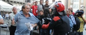 La Ertzaintza actuó ayer en la plaza de Mondragón para que no se exhibieran fotos en un 'poteo' popular coincidente con el acto de Etxerat. / I. PÉREZ/