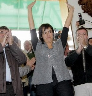 La ex alcaldesa saluda tras perder el cargo. / EFE/