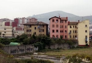 Barrio de Sarratu donde se construirá la nueva estación. / MITXEL ATRIO/