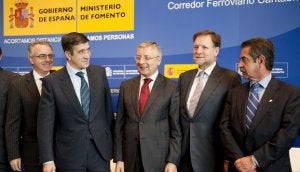 Los presidentes Sanz, Revilla, Iglesias y el lehendakari, ayer con el ministro Blanco en Zaragoza. / J. BERNÁRDEZ/