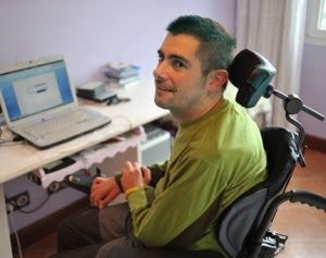 Mikel Trueba mantiene abierto su blog 'Las sorpresas de la vida' en vidasolidaria.com. / FERNANDO GÓMEZ/