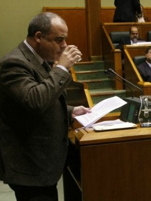 El portavoz del PNV, Joseba Egibar, bebe agua. :: IOSU ONANDIA/