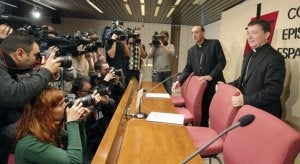 El obispo de Calahorra, Juan José Omella, y el auxiliar de Madrid, Juan Antonio Martínez-Camino, comparecen ante los medios. ::
EFE/