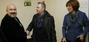 Iñigo Iturrate saluda a Alberto Surio en presencia de la consejera Blanca Urgell, ayer en la comisión de control de EiTB. :: IOSU ONANDIA/