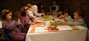 Los niños disfrutaron ayer en el taller de manualidades del Museo de Etnología de Briones recortando y pintando. ::
FOTOS: R. SOLANO/