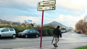 Un paseante camina junto a la Vega de Lamiako, donde se construirá la macrodepuradora. ::
PEDRO URRESTI/
