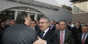 El ministro saluda efusivamente a Iñaki Azkuna en presencia de Patxi López, el consejero Arriola y Mikel Cabieces. :: MITXEL ATRIO/