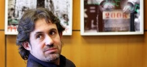 Pello Urizar posa en su despacho tras la entrevista realizada en la sede que Eusko Alkatasuna tiene en El Arenal bilbaíno. :: MITXEL ATRIO/