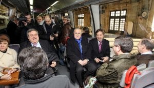 Azkuna y el presidente de FEVE comparten coche con otros consejeros de Bilbao Ría 2000. :: JORDI ALEMANY/