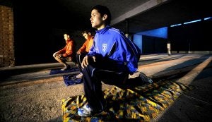 Los jóvenes del centro realizan los últimos ejercicios antes de finalizar su entrenamiento. FOTOS BORJA AGUDO/