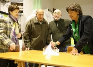 La portavoz de Lur Maitea explica el auto judicial a los vecinos de Retuerto. :: PEDRO URRESTI/