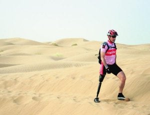 Llátser recorrió 500 kilómetros de desierto en 37 horas. En algún tramo de dunas tuvo que calzarse una prótesis. :: TITAN DESERT/