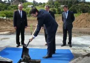 Patxi López echa una palada de tierra en el acto de colocación de la primera piedra. :: BERNARDO CORRAL/