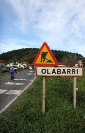Acceso al núcleo urbano del barrio Olabarri. ::
MAIKA SALGUERO/