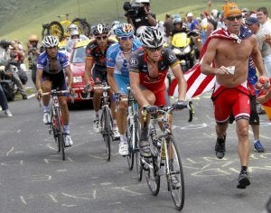 Armstrong tira del grupo de escapados en una ascensión. :: EFE/