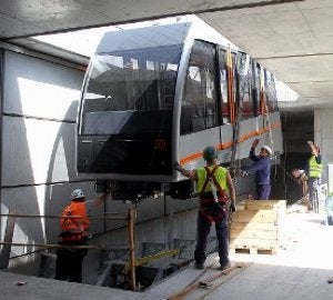 Trabajos de instalación de la lanzadera. :: JORDI ALEMANY/