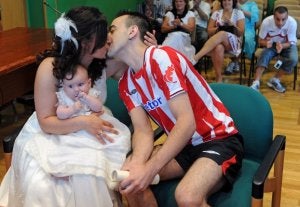 José Iván, que se casó vestido con el uniforme del Athletic por una promesa, besa a su mujer. ::
F. GÓMEZ/
