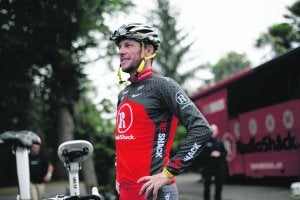 Despedida. Armstrong, minutos antes de tomar la salida en una de las etapas de la última edición del Tour . ::
AFP/
