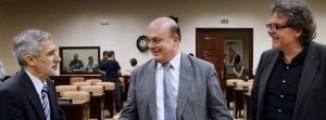Los diputados Gaspar Llamazares (IU), Emilio Olabarria (PNV) y Joan Tardá (ERC) charlan mientras esperan a que empiece la reunión de la comisión de Trabajo. :: EFE/