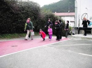 Los centros escolares del barrio de Ongarai intentarán poner en marcha el 'camino escolar'. ::
A. L./