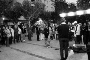 Los concentrados escuchan la lectura del manifiesto. ::
F.D./
