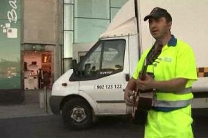 Uno de los fotogramas del vídeo realizado por los empleados del servicio de limpieza. :: E. C./