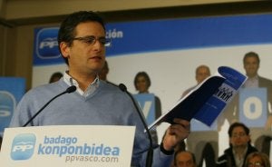 Antonio Basagoiti, durante un acto electoral del pasado año, con el lema del partido en euskera. :: JESÚS ANDRADE/