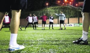 Varios futbolistas del Indautxu, de División de Honor, se entrenan en el campo bilbaíno de Iparralde. :: REPORTAJE FOTOGRÁFICO: MITXEL ATRIO, PEDRO URRESTI Y MIREYA LÓPEZ/