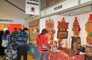 La Feria de Artesanía, que cumple su decimoquinta edición, cerrará sus puertas esta tarde. ::
M. A./