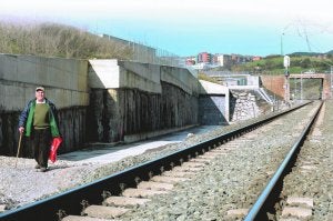 Tapiado. El túnel aflora a pocos metros del polígono Abra Industrial, en Ortuella. :: BORJA AGUDO/