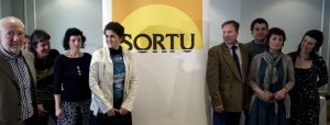 Iñaki Zabaleta, de traje y corbata, posa junto al logotipo del nuevo partido en compañía del resto de promotores de la organización de la izquierda abertzale. :: IGNACIO PÉREZ/