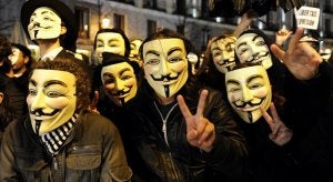 Protestas de los internautas durante la ceremonia de entrega de los Goya. :: JAVIER SORIANO/AFP/