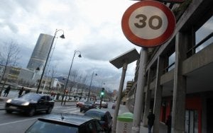 Varios vehículos circulan por una calle de Bilbao con velocidad limitada a 30 kilómetros. :: MIREYA LOPEZ/