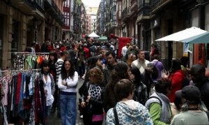 La oferta incluye el tradicional mercadillo de la calle Dos de Mayo. :: MITXEL ATRIO/