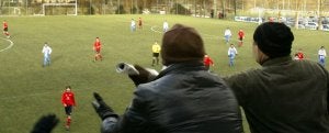 Los padres viven con pasión los partidos de fútbol base que disputan sus hijos... A veces, con demasiada pasión. :: RAFA GUTIÉRREZ/