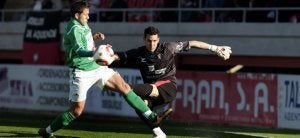 Adrián Murcia jugó el domingo su primer partido de Liga con el Mirandés y también contribuyó a que el equipo se quedara imbatido una jornada más. ::
AVELINO GÓMEZ/