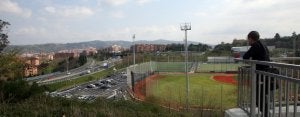 Vista del nuevo aparcamiento con 147 plazas y del campo de béisbol que ha sido sometido a una reforma integral. :: MAITE BARTOLOMÉ/