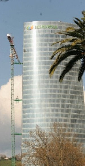 Ayer continuaban los trabajos para retirar la estructura. :: L. CALABOR/
