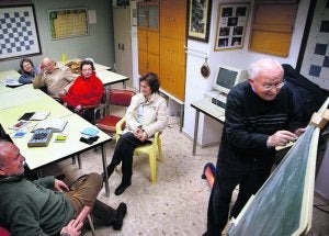 En Cheste quedan unos doscientos vecinos que hablan el esperanto. Algunos de ellos se reúnen todos los lunes para practicarlo. :: JUAN J. MONZO/