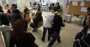 Las oficinas de empleo de Lanbide viven estos días una actividad frenética. En la imagen, los locales del servicio en Santutxu. :: LUIS ÁNGEL GÓMEZ/