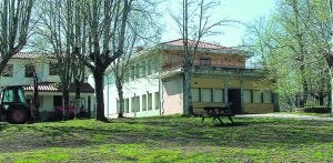 Edificio de la antigua colonia de Arrate, sobre el que el Ayuntamiento lleva años debatiendo en torno a su futuro y sus posibles usos ::
R. Z./