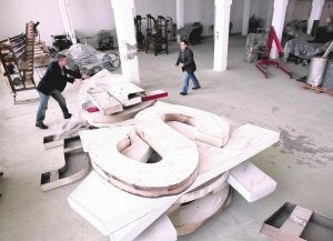 Las letras de Altos Hornos que coronaban las baterías de coque se conservan, desmontadas, en el pabellón de Consonni. :: REPORTAJE FOTOGRÁFICO: LUIS ÁNGEL GÓMEZ/